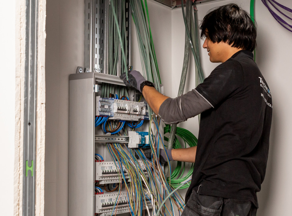 TECHNICIEN EN ÉLECTRICITÉ